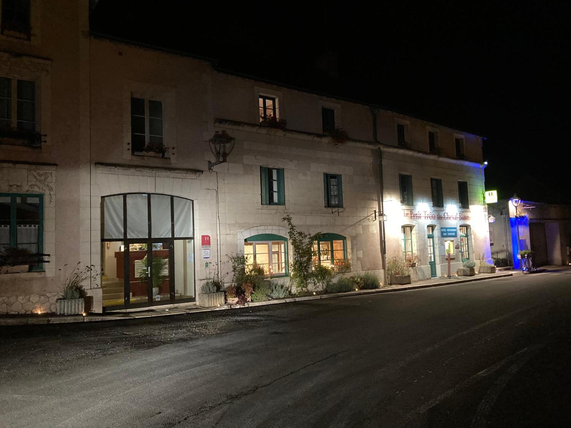 Hotel Logis Le Petit Trôo du Cheval Blanc Extérieur photo